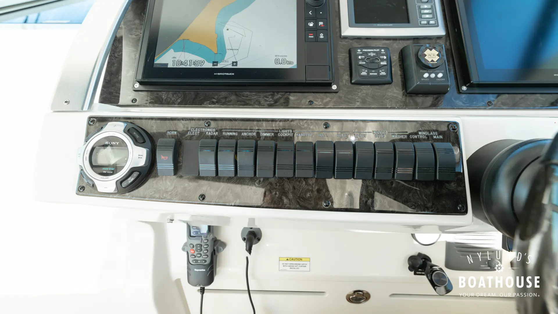 Sea Ray 450 Sundancer - Image 36