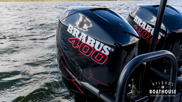 Axopar Brabus Shadow 800 Sun Top — En navigation