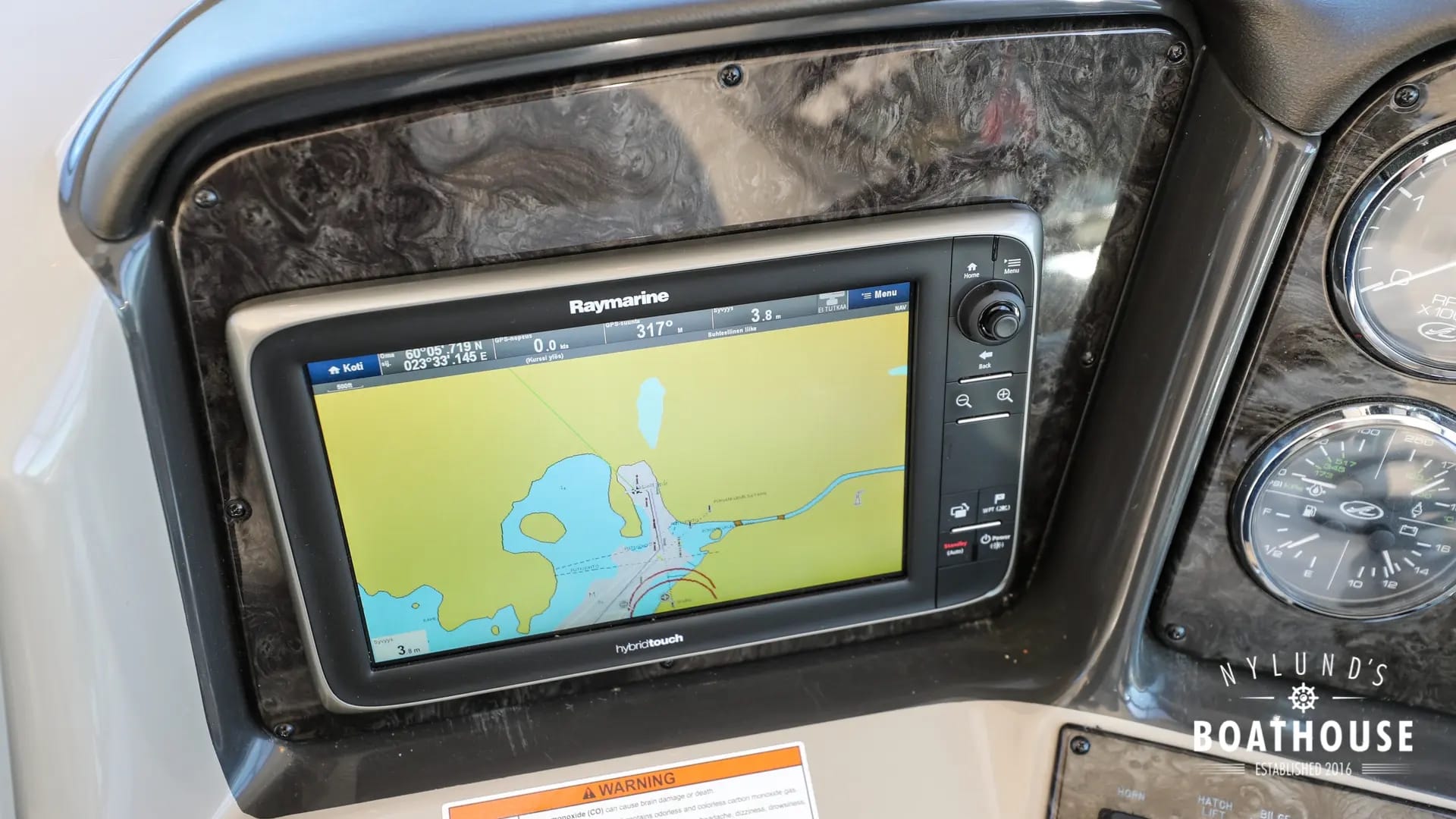 Sea Ray 395 Sundancer - Image 13