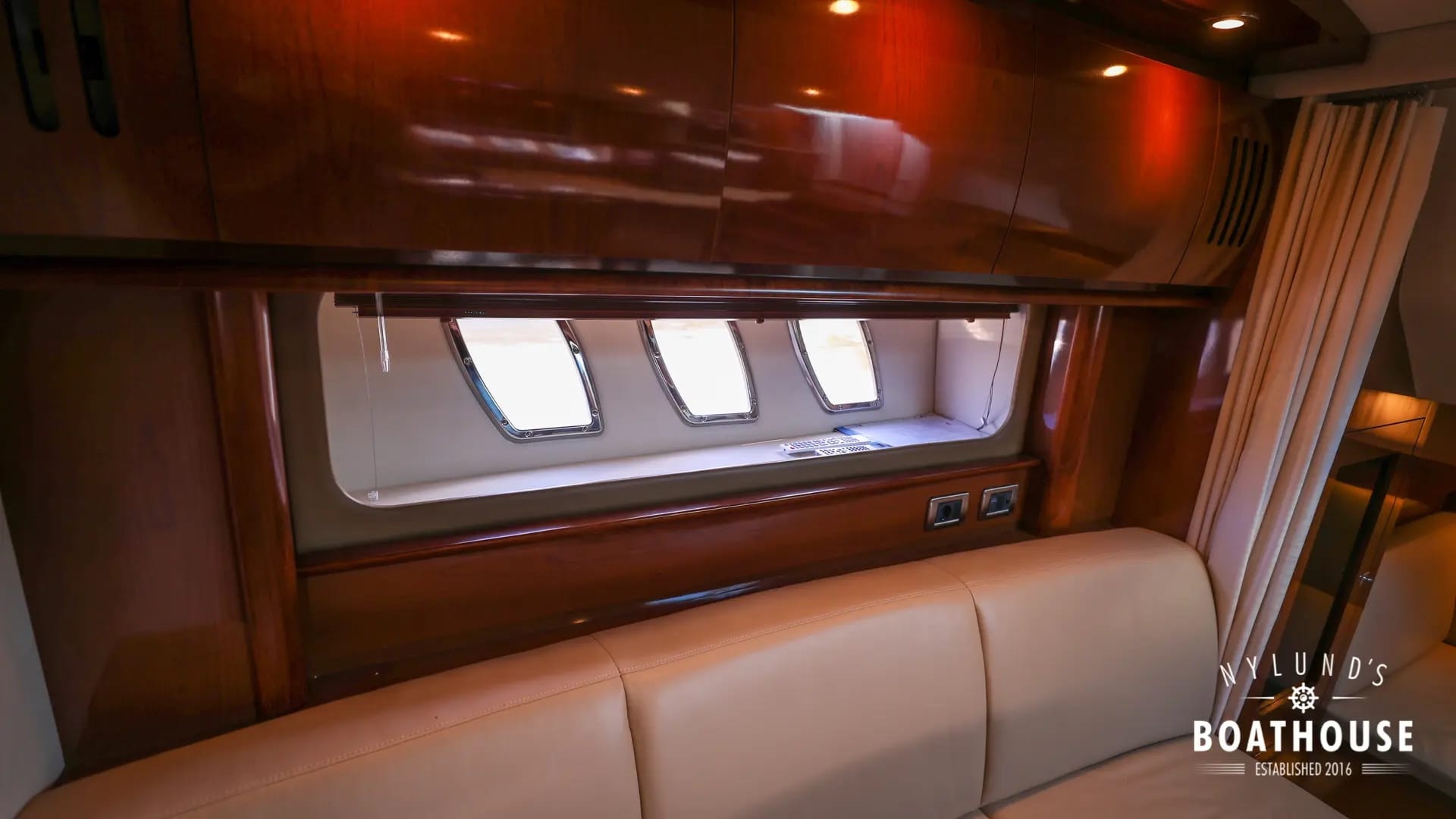 Sea Ray 395 Sundancer - Image 32