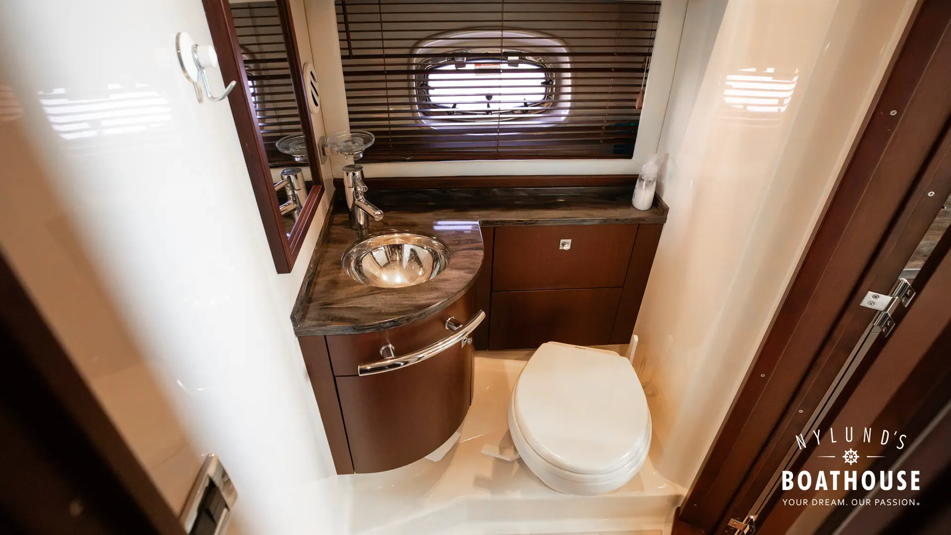 Sea Ray 450 Sundancer - Image 80