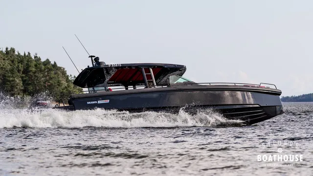 Axopar Brabus Shadow 800 Sun Top — En navigation