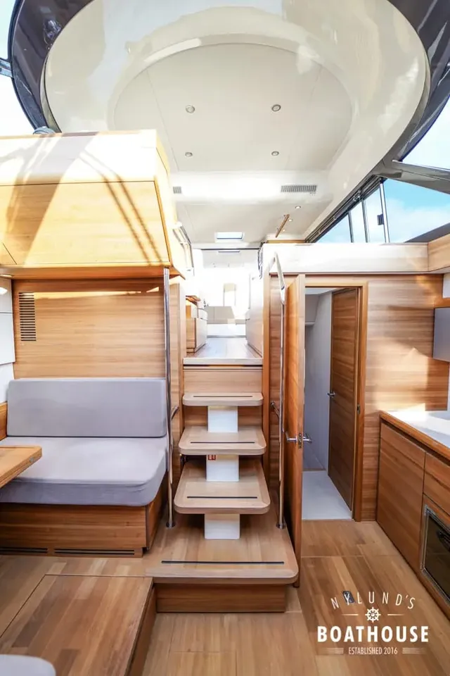 Sealine F46 — Intérieur