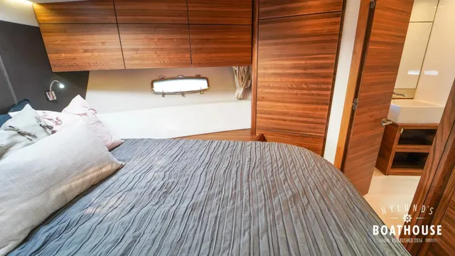 Sealine F46 — Intérieur