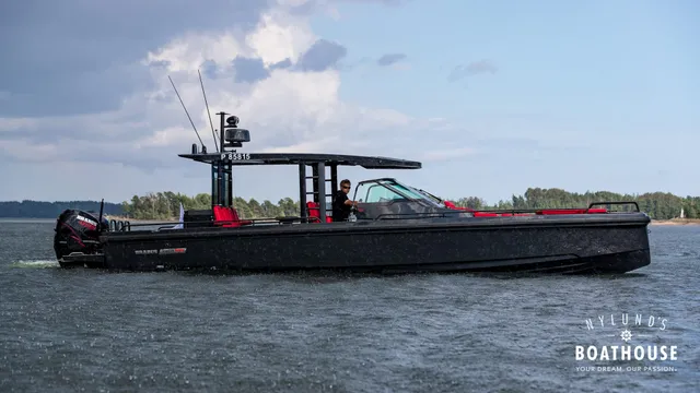 Axopar Brabus Shadow 800 Sun Top — En navigation