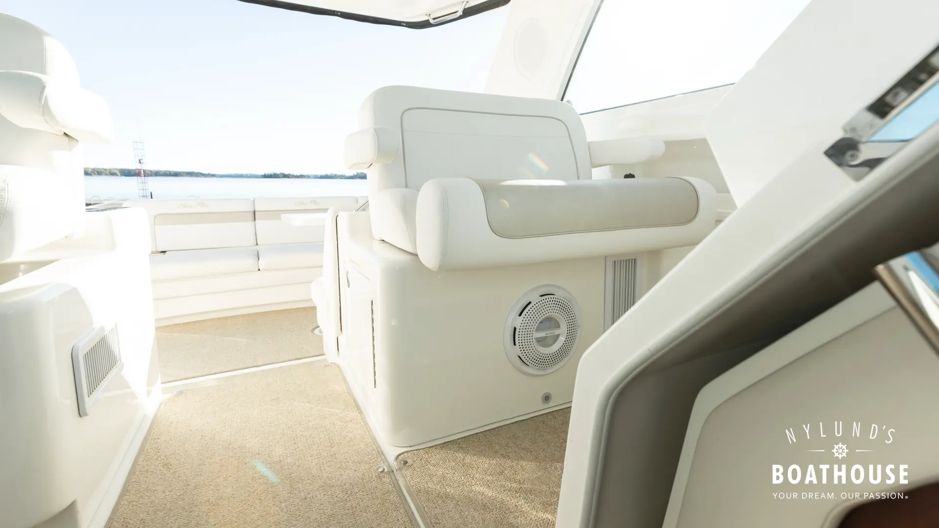 Sea Ray 450 Sundancer - Image 22