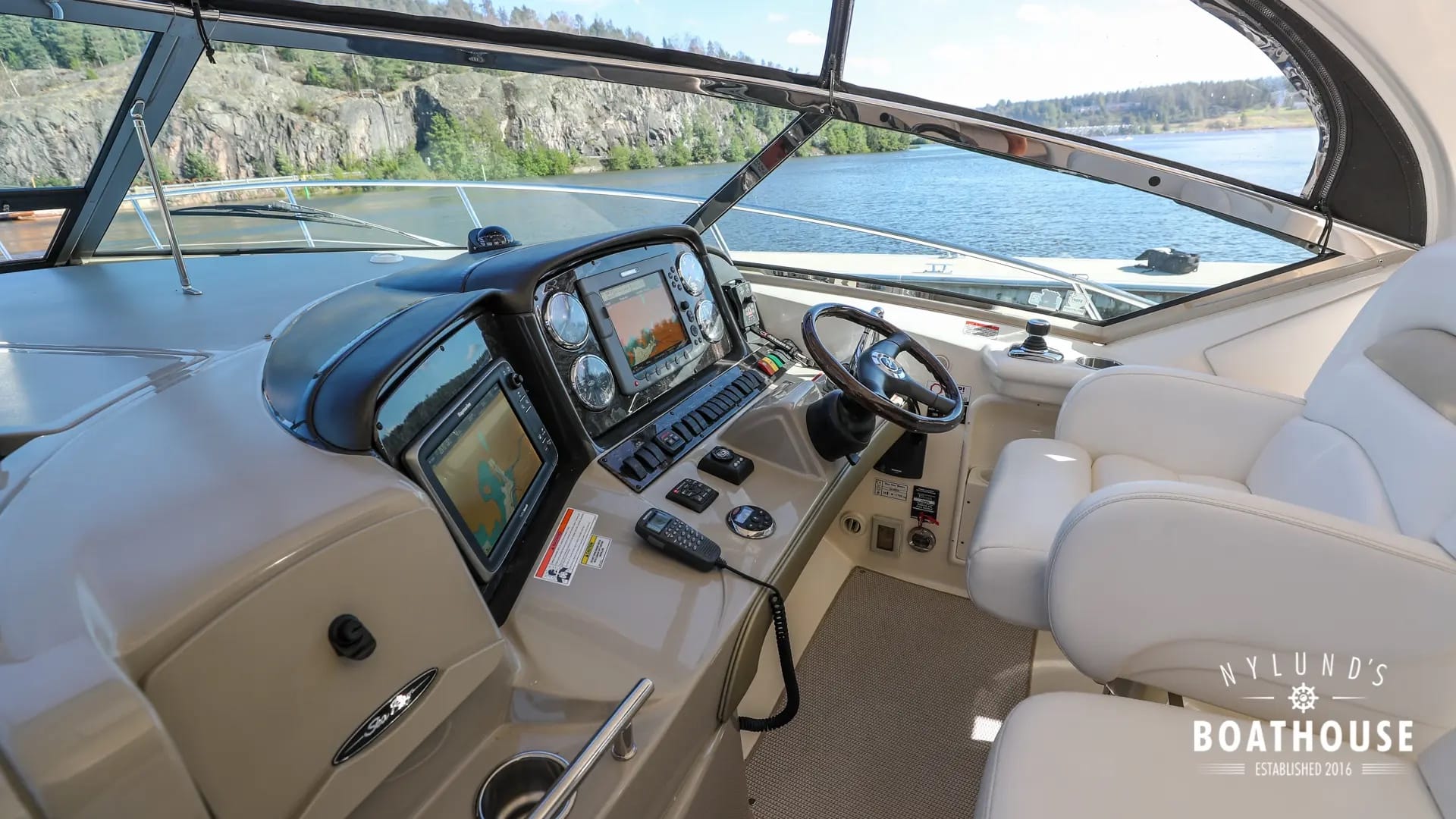 Sea Ray 395 Sundancer - Image 11