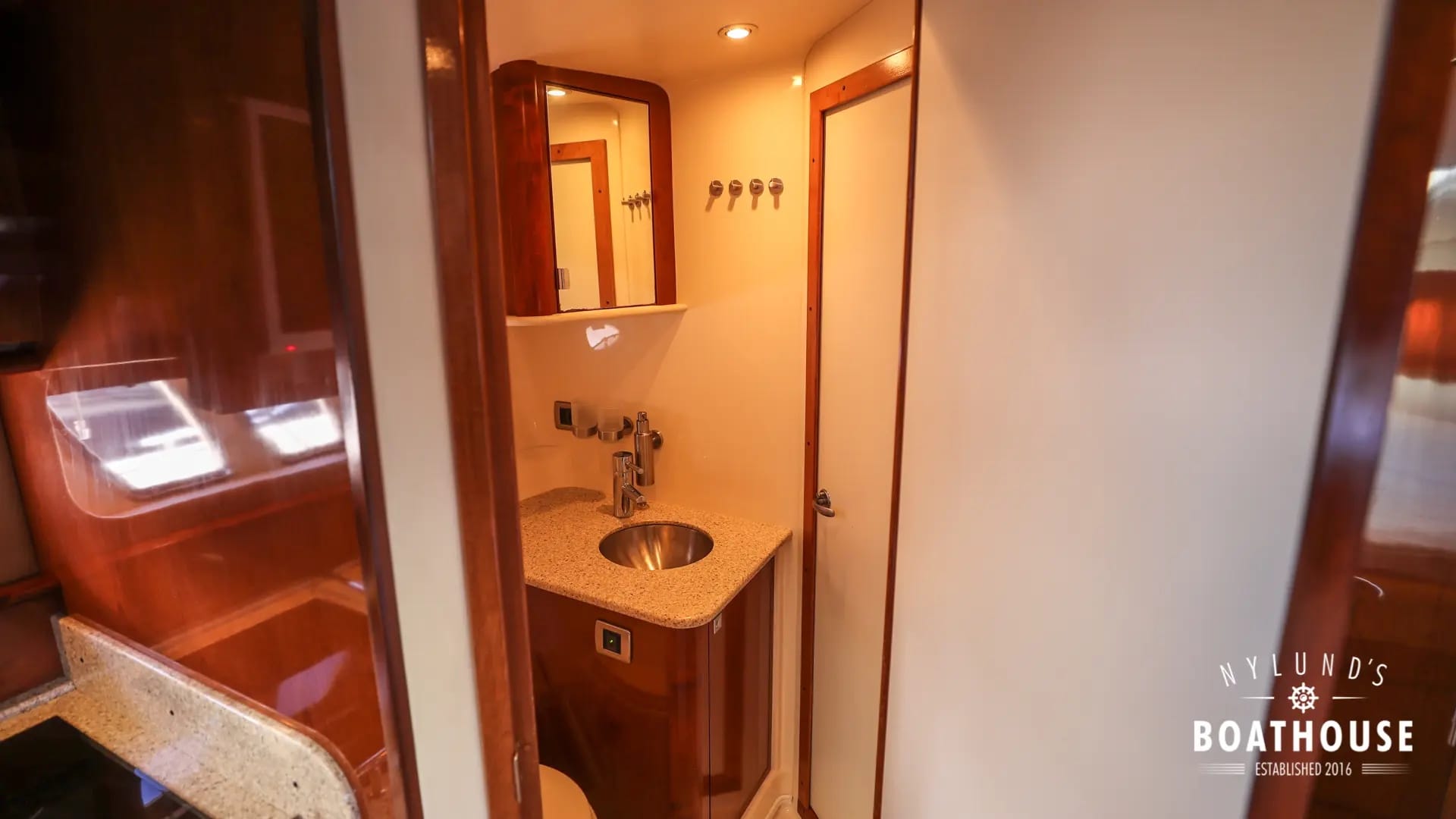 Sea Ray 395 Sundancer - Image 38
