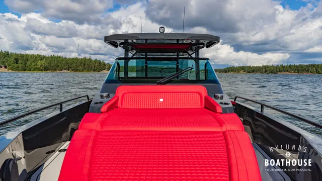 Axopar Brabus Shadow 800 Sun Top — En navigation