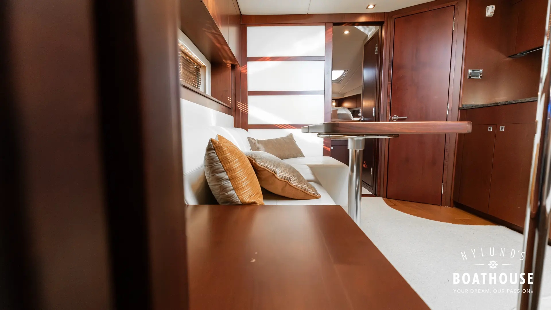Sea Ray 450 Sundancer - Image 64