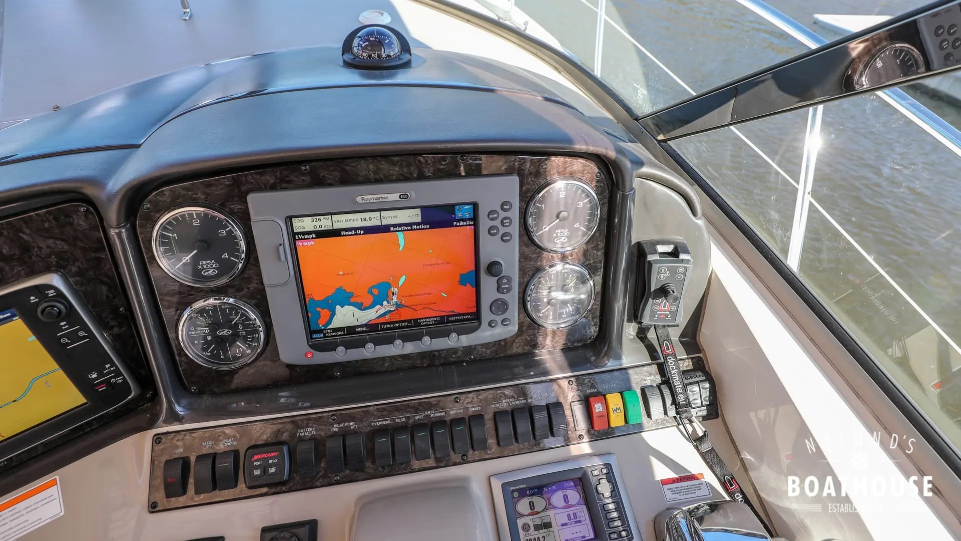Sea Ray 395 Sundancer - Image 12