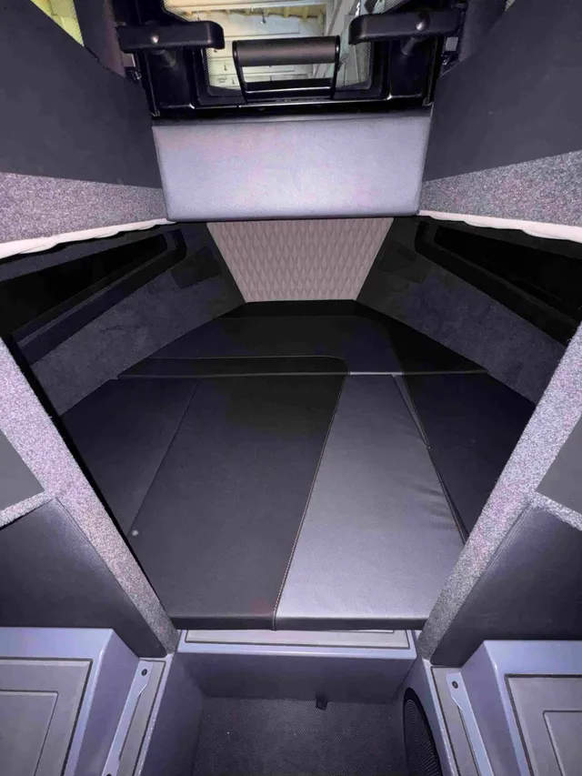 Jaktar J-30 — Interior