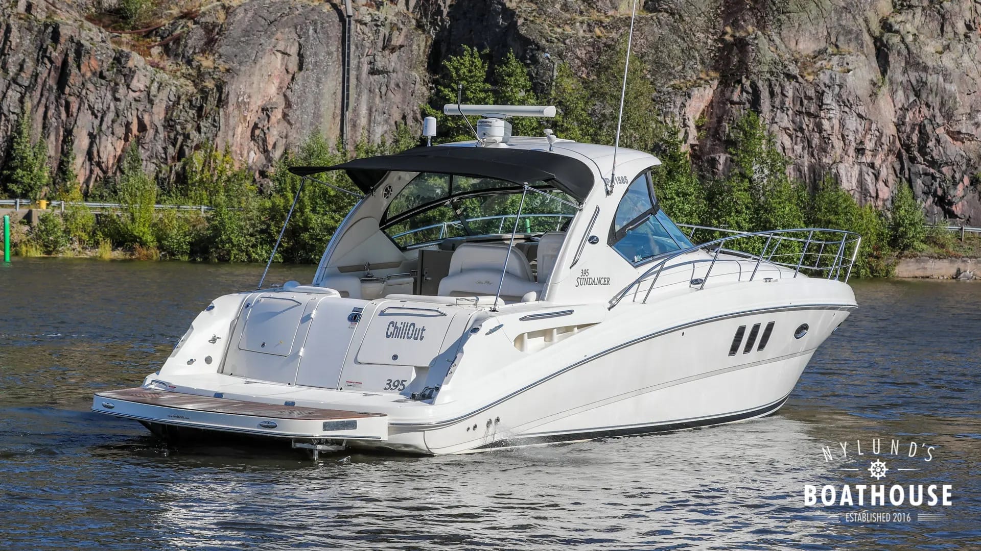 Sea Ray 395 Sundancer - Image 3