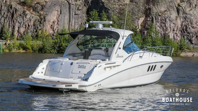 Sea Ray 395 Sundancer — Cruising
