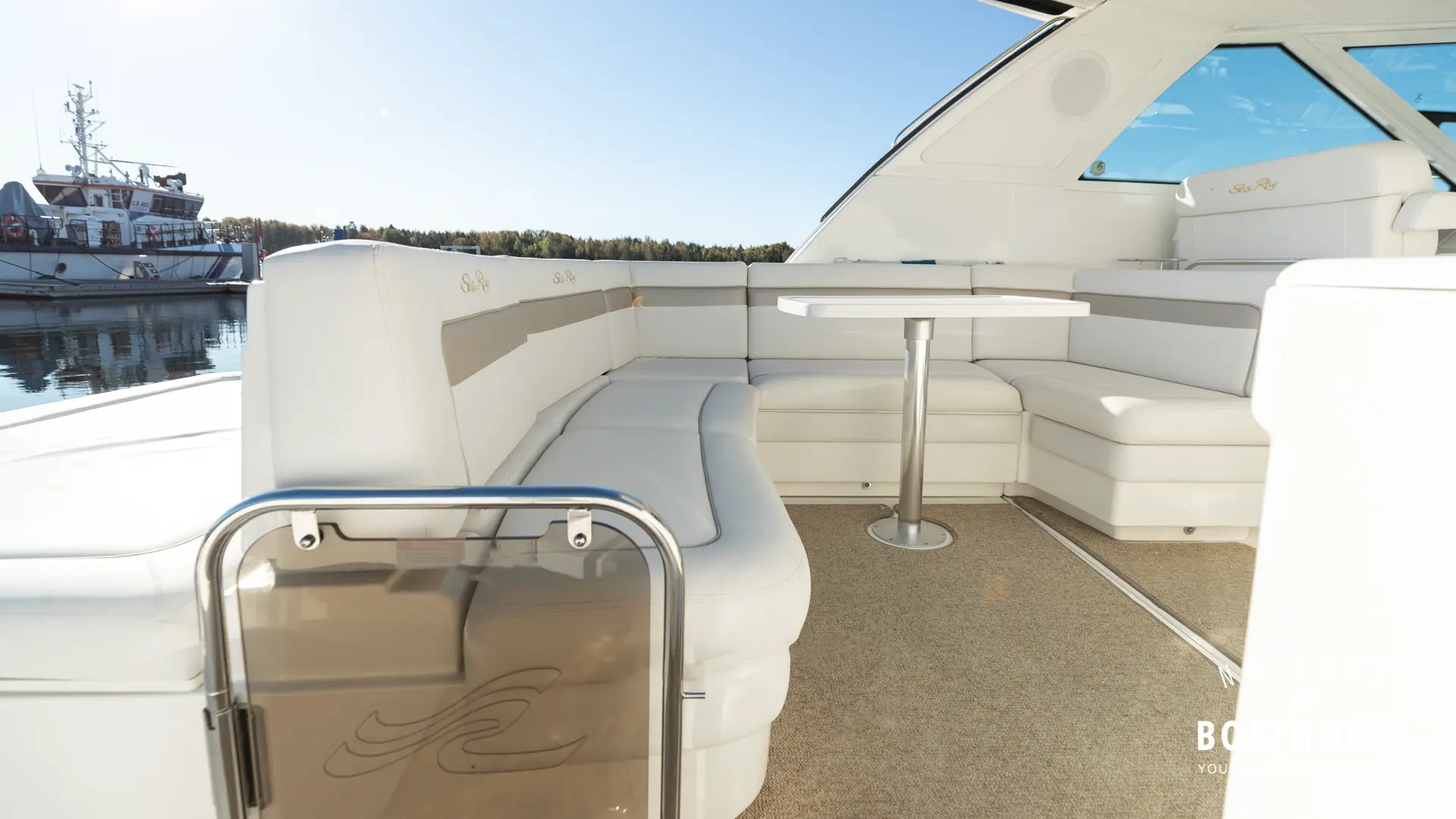 Sea Ray 450 Sundancer - Image 16