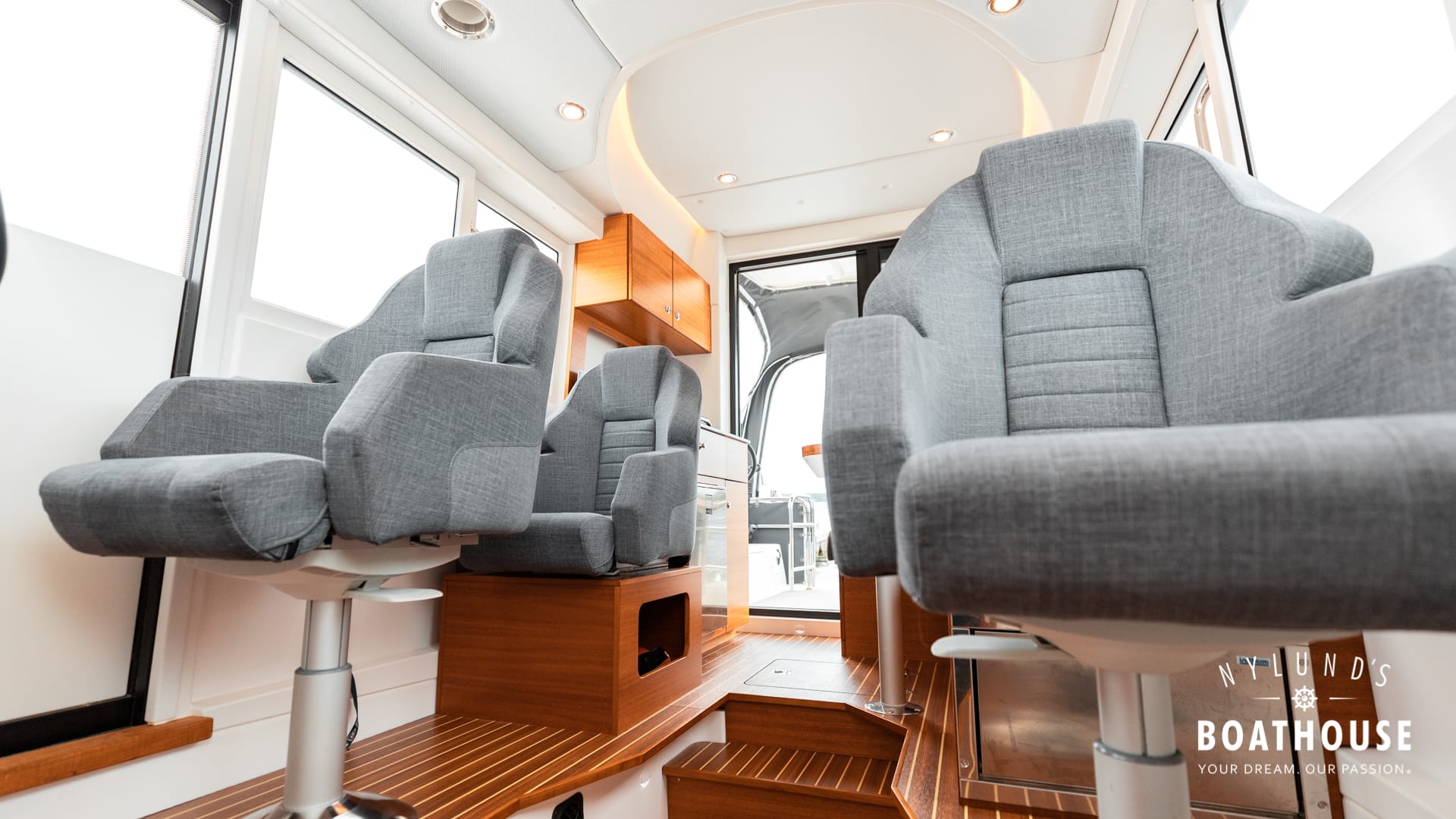 Paragon 31 Cabin - Image 40