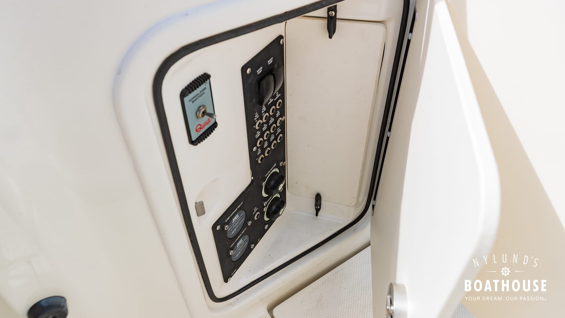 Quicksilver 905 Pilothouse - Image 23