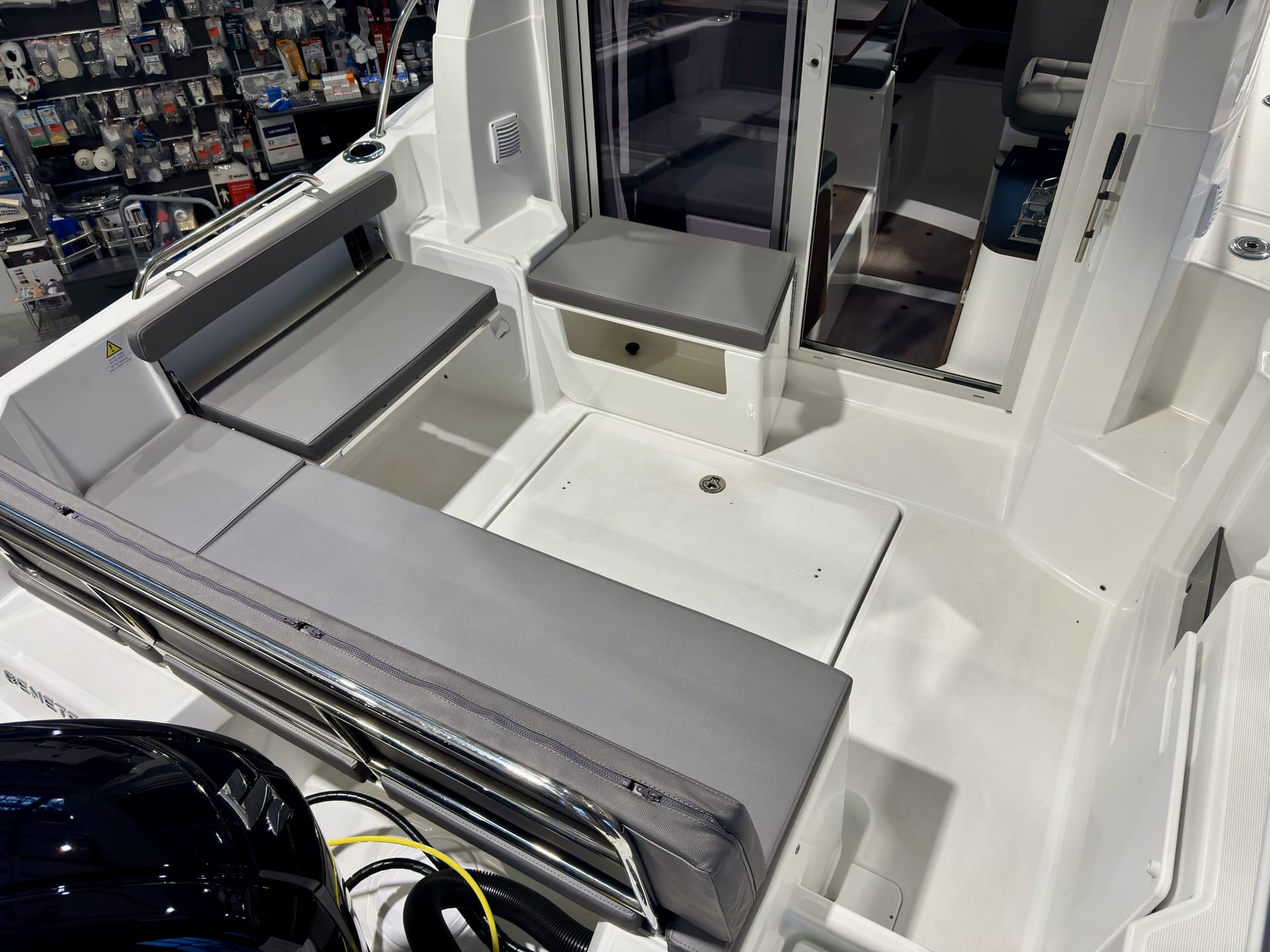 Beneteau Antares 7 - Image 10