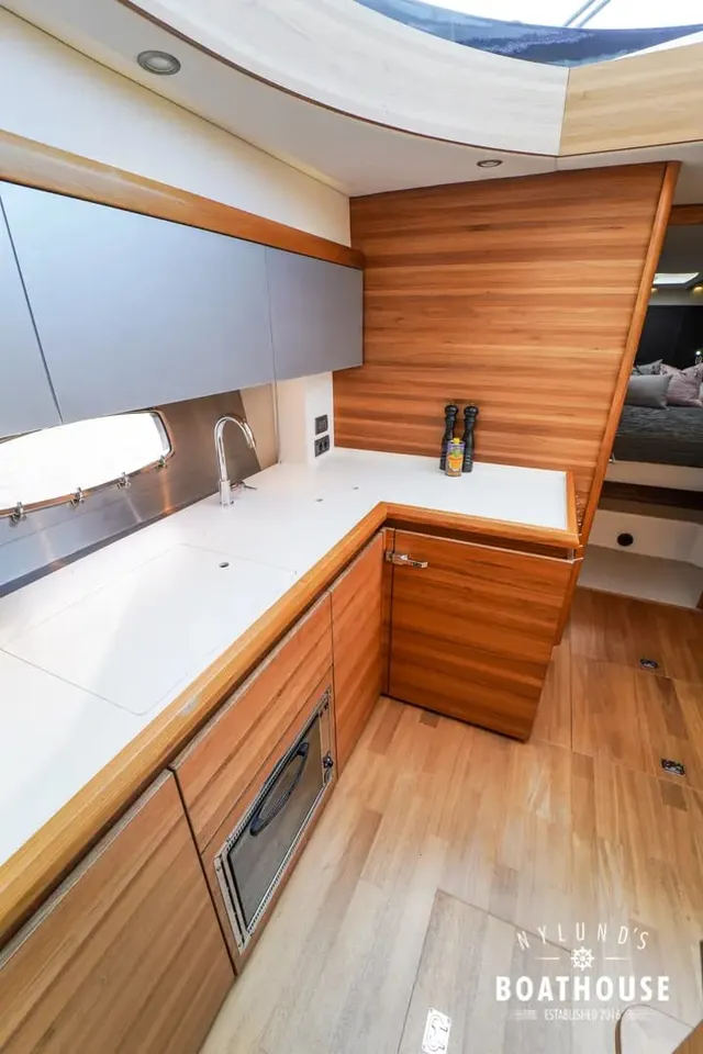 Sealine F46 — Intérieur