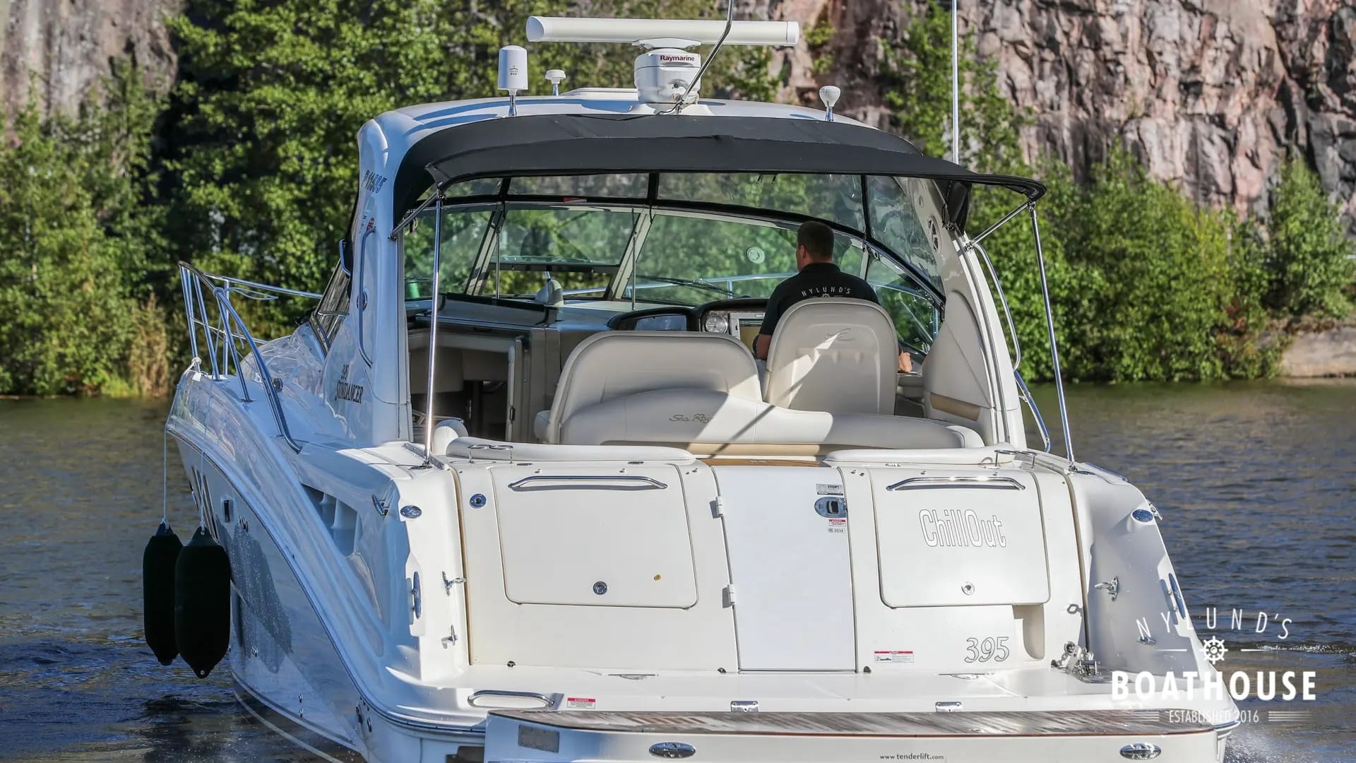 Sea Ray 395 Sundancer - Image 8