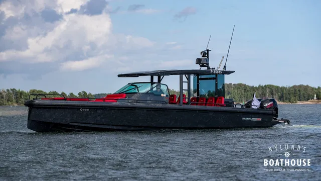 Axopar Brabus Shadow 800 Sun Top — En navigation