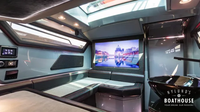 Axopar Brabus Shadow 800 Sun Top — Intérieur