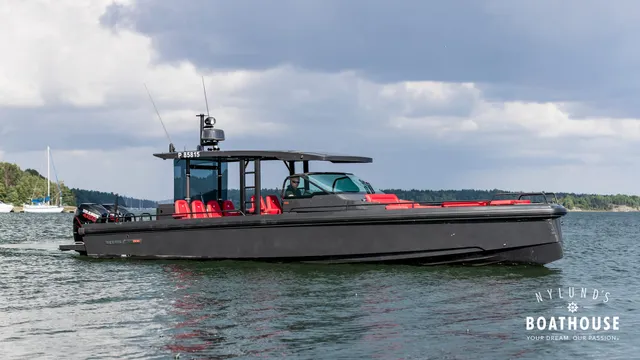 Axopar Brabus Shadow 800 Sun Top — En navigation