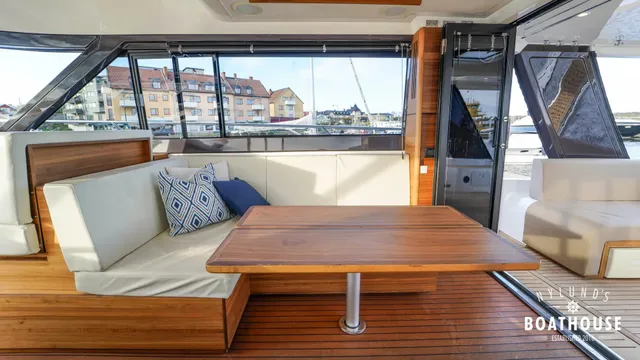 Sealine F46 — Intérieur