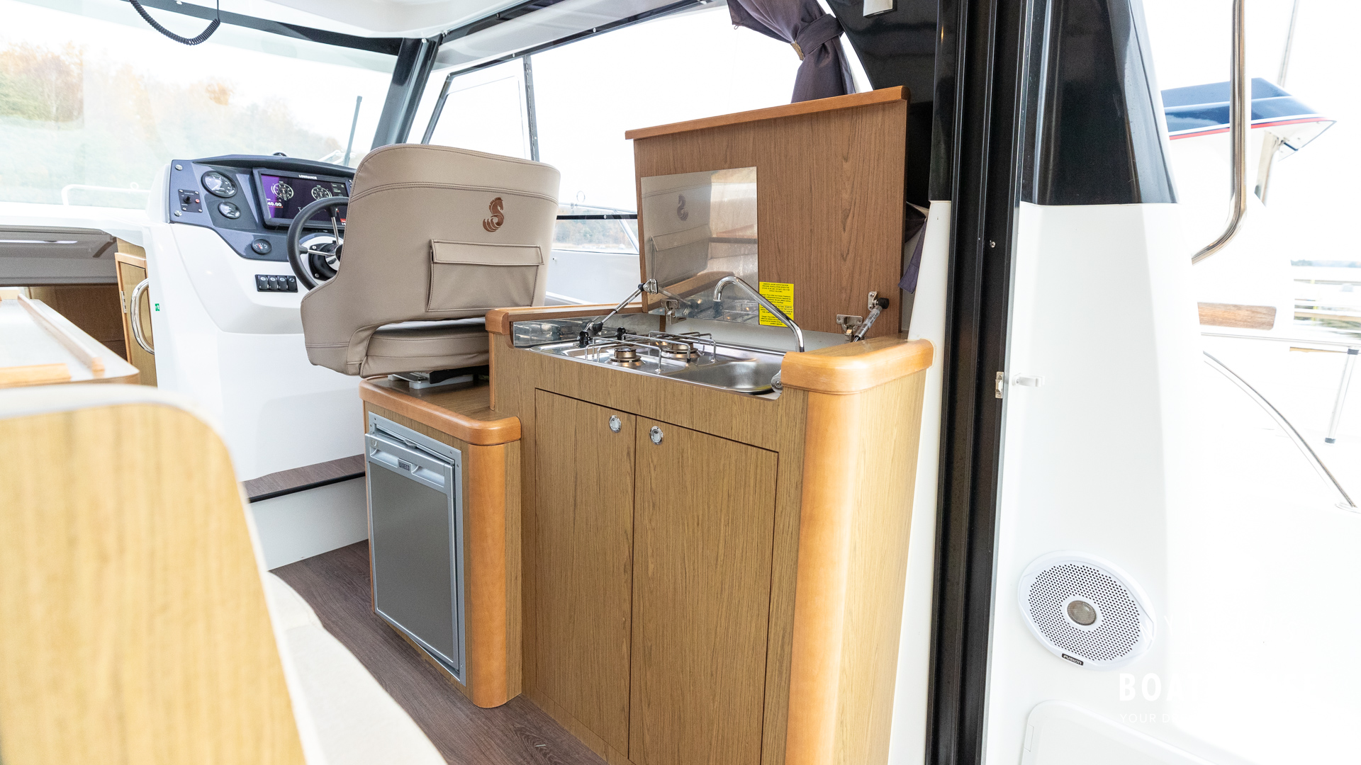 Beneteau Antares 8.80 OB - Image 8