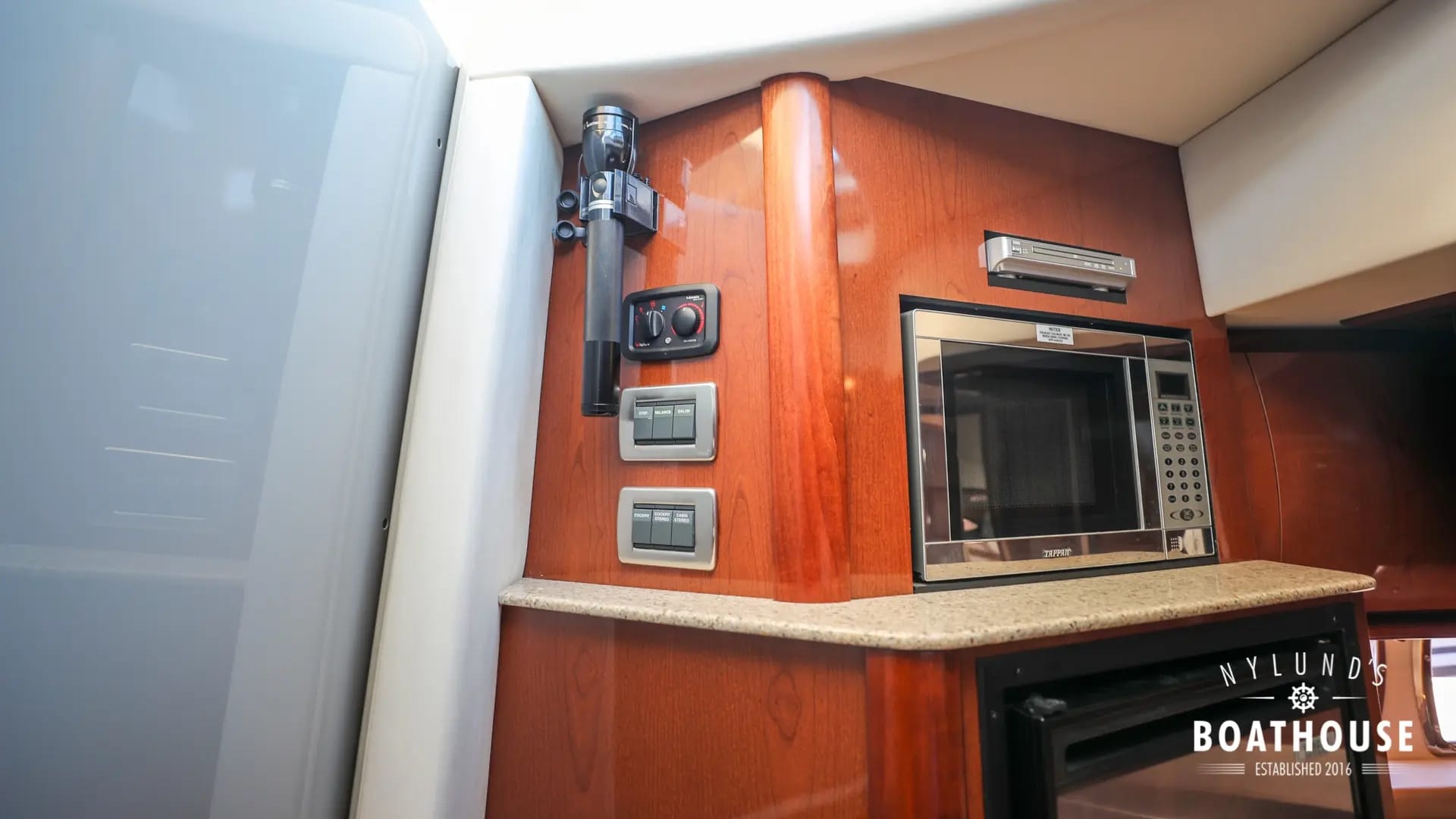 Sea Ray 395 Sundancer - Image 36
