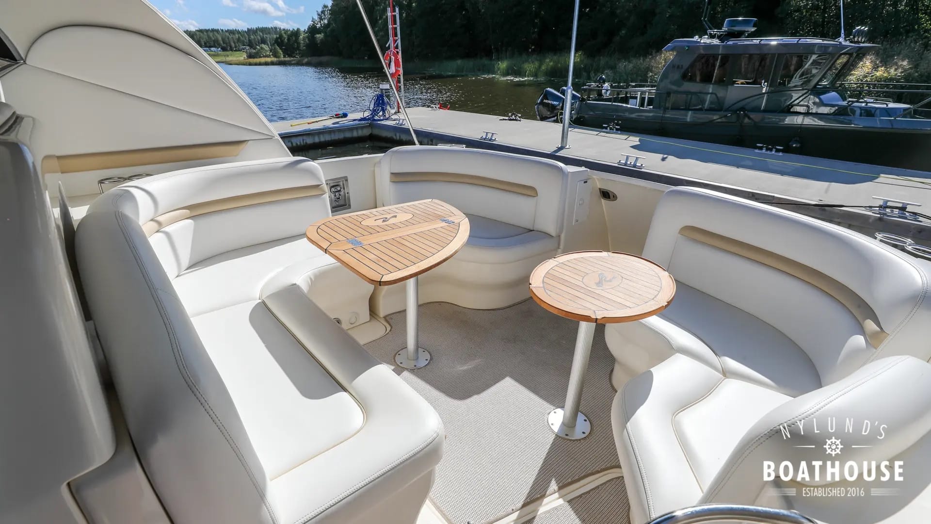 Sea Ray 395 Sundancer - Image 18