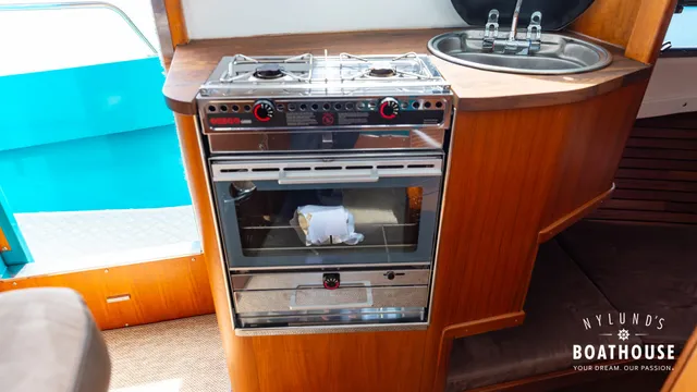 Brizo Yachts 28