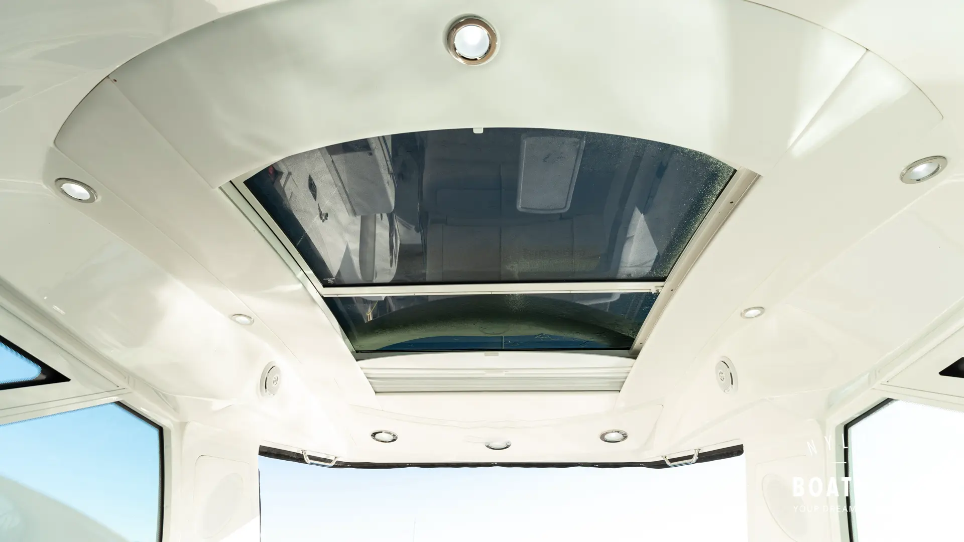 Sea Ray 450 Sundancer - Image 21