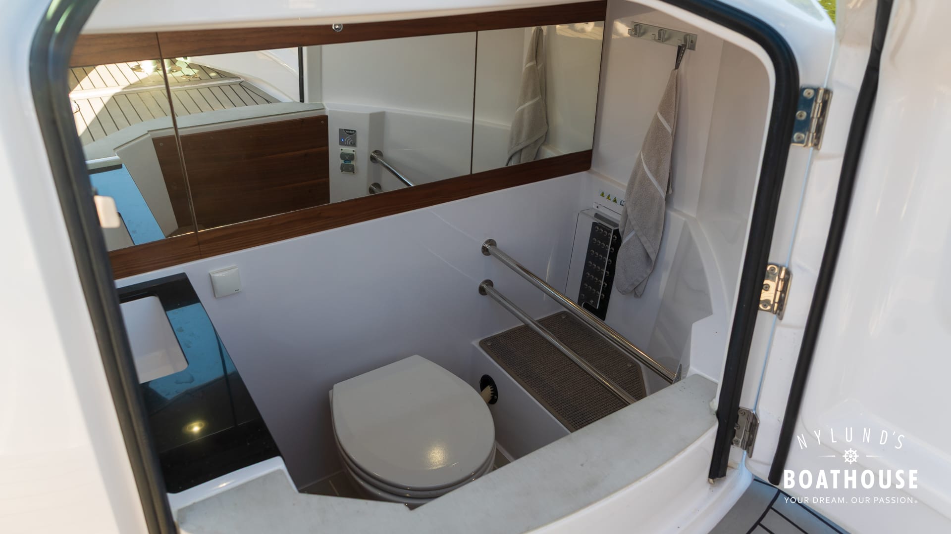 Axopar 28 Cabin - Image 89