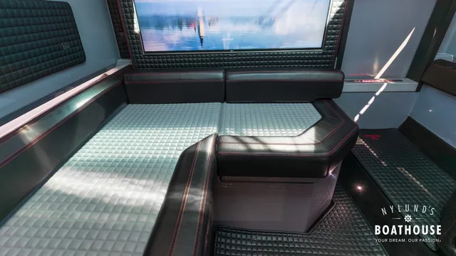 Axopar Brabus Shadow 800 Sun Top — Intérieur