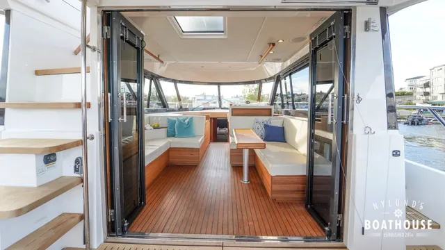 Sealine F46 — Intérieur