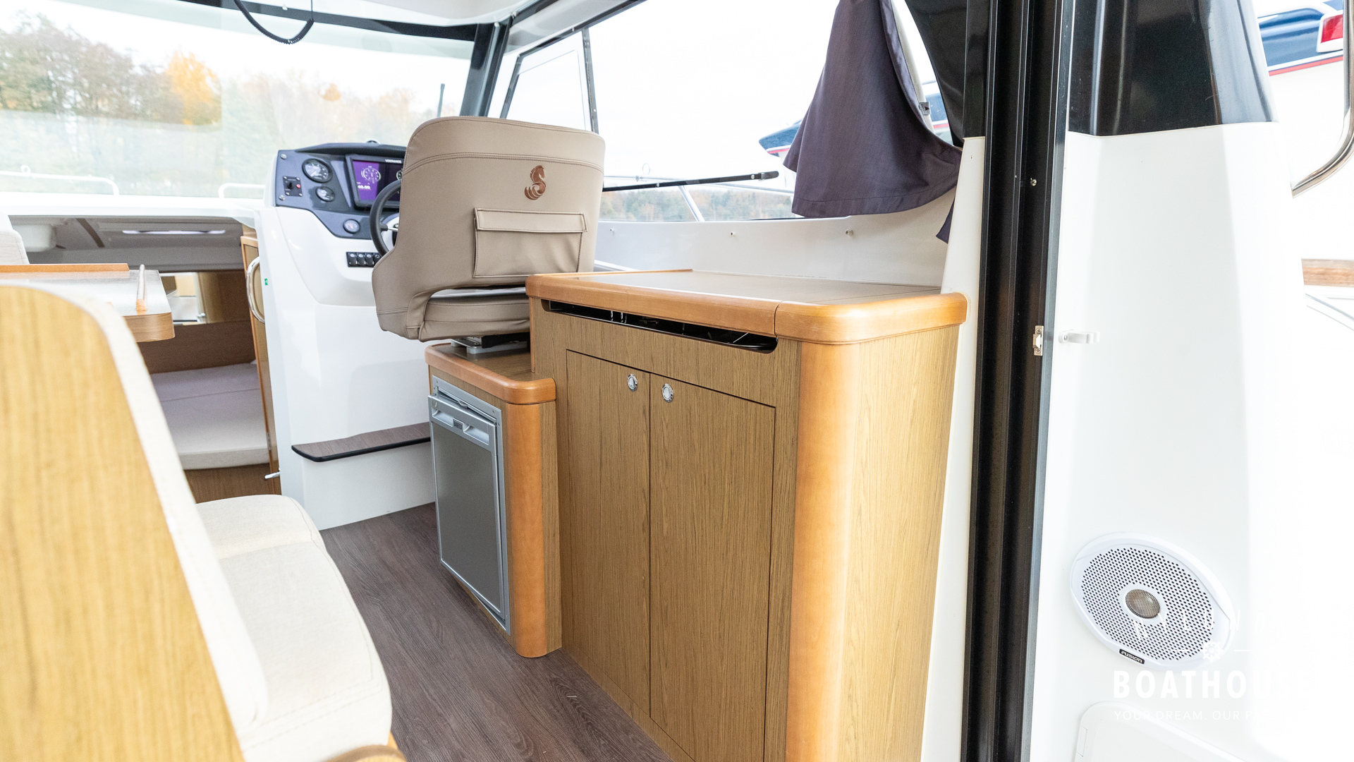 Beneteau Antares 8.80 OB - Image 9