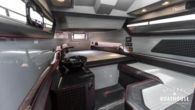 Axopar Brabus Shadow 800 Sun Top — Intérieur