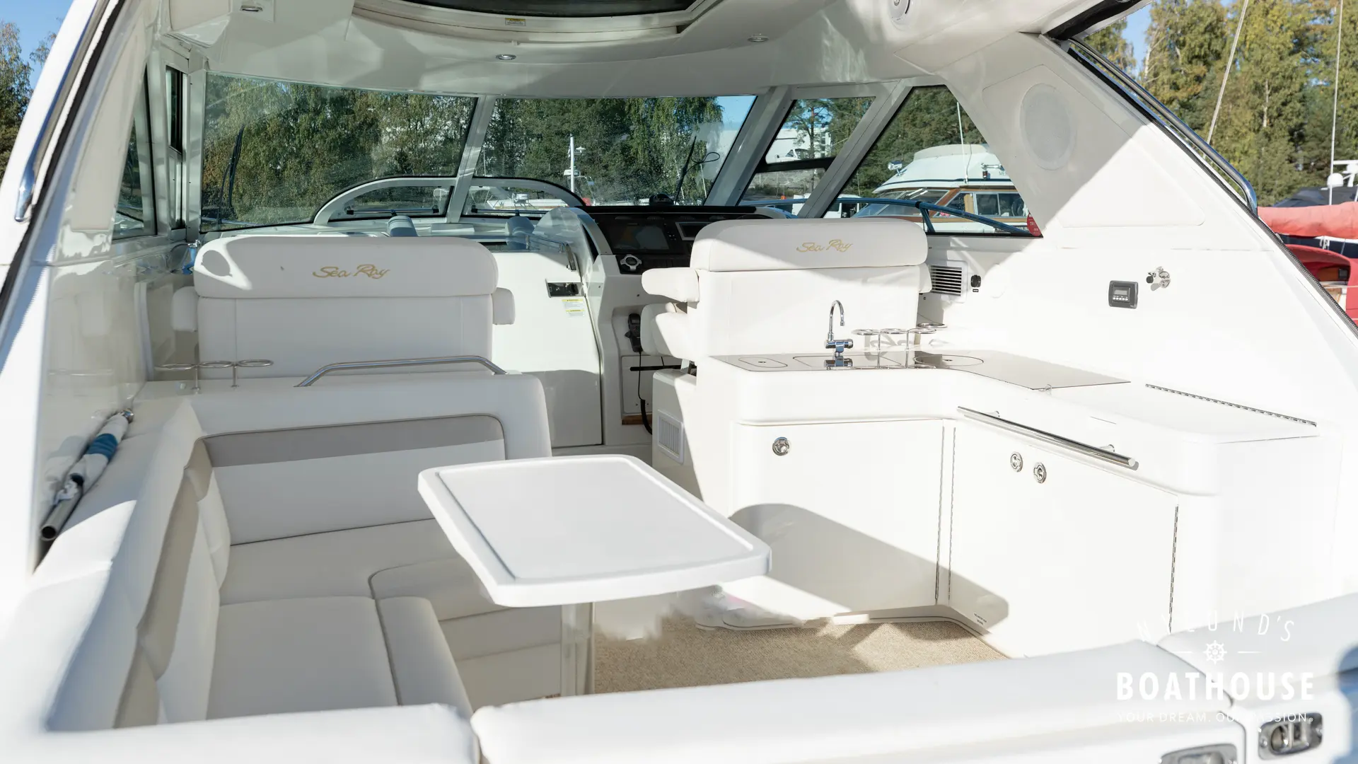 Sea Ray 450 Sundancer - Image 15