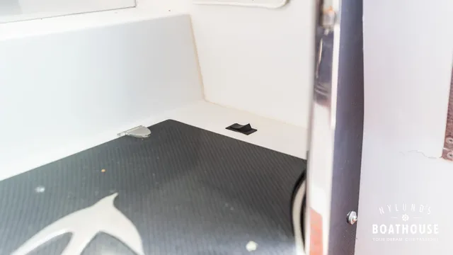 Hydrolift C-31 R Carbon — Interior