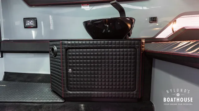 Axopar Brabus Shadow 800 Sun Top — Intérieur
