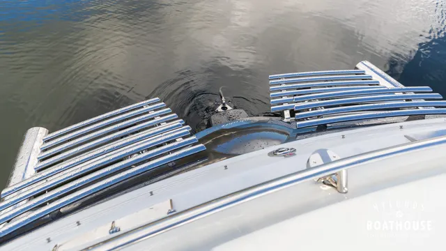Hydrolift C-31 R Carbon — Exterior